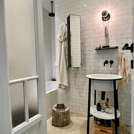 Lovely One Bedroom In شقة *
